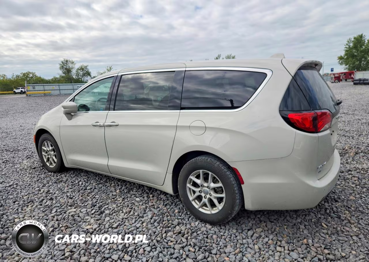 2020 Chrysler Pacifica Touring VIN:2C4RC1FG1LR209945 - 2