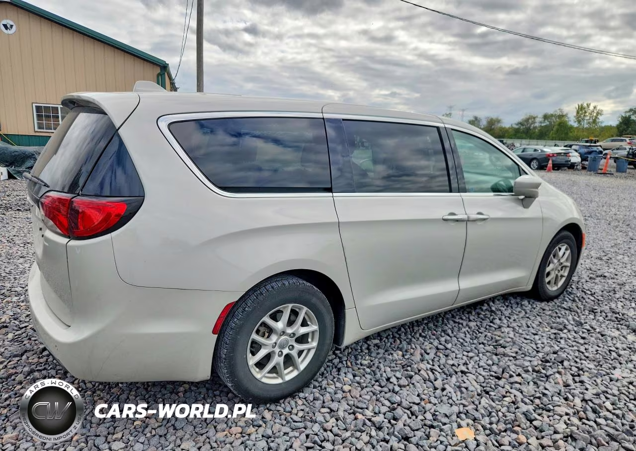 2020 Chrysler Pacifica Touring VIN:2C4RC1FG1LR209945 - 3
