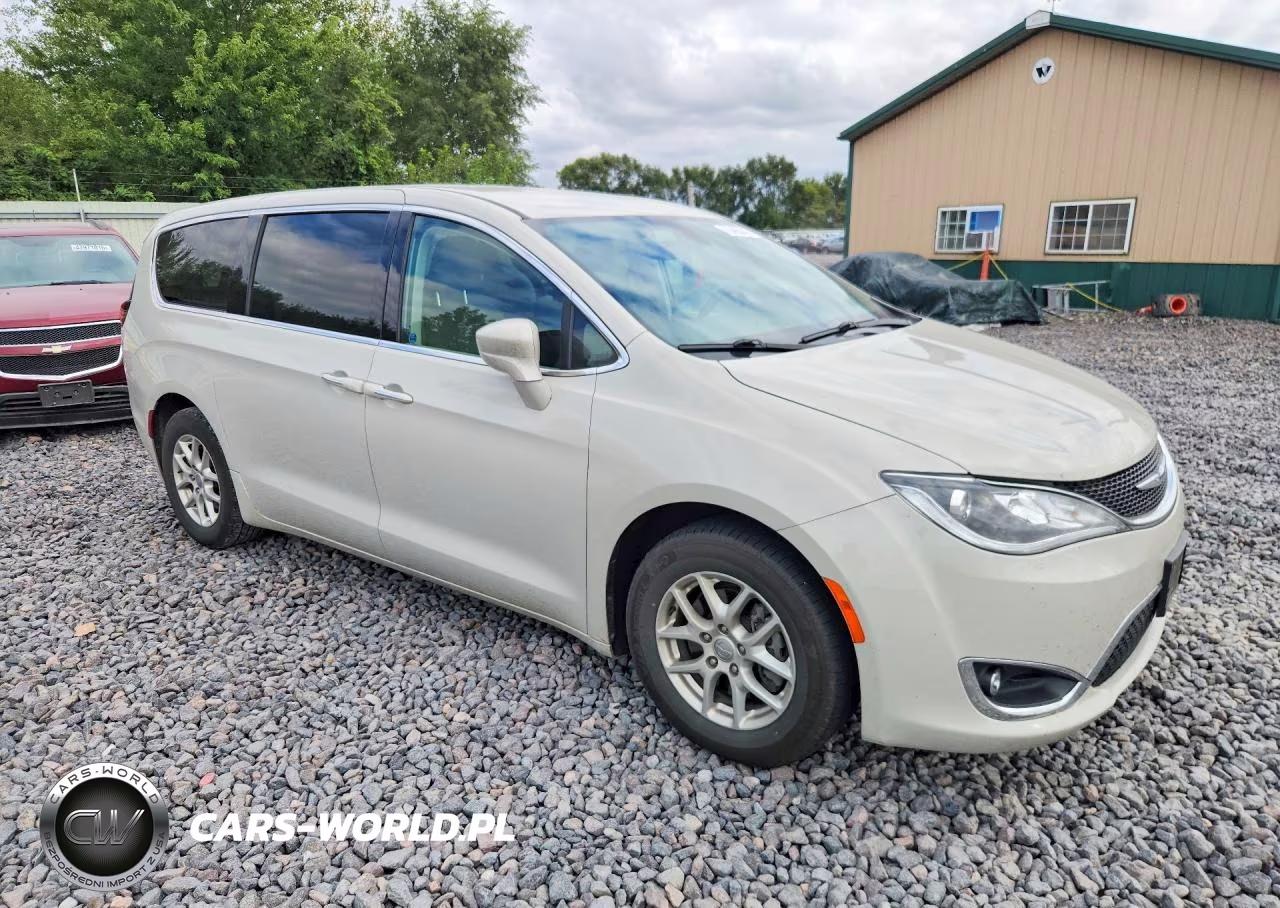 2020 Chrysler Pacifica Touring VIN:2C4RC1FG1LR209945 - 4