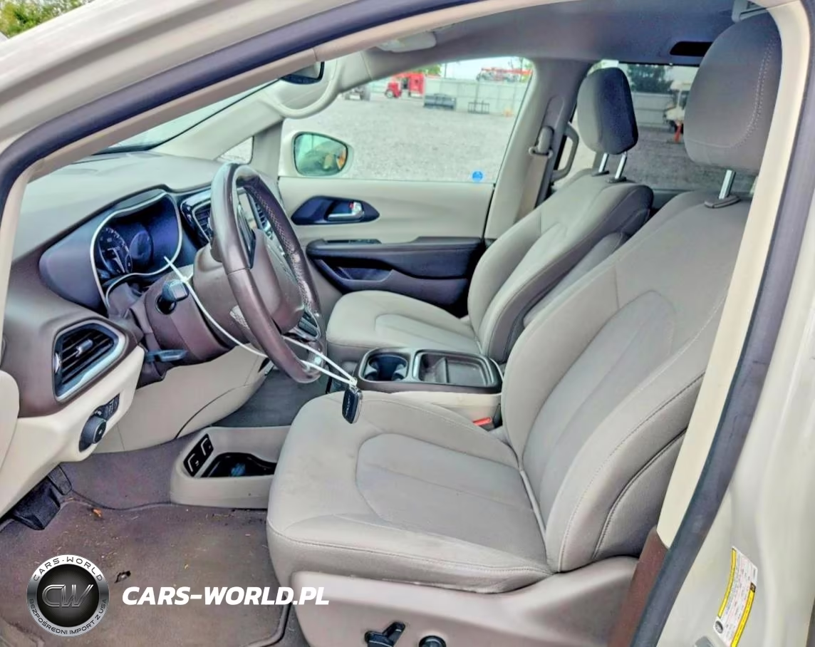 2020 Chrysler Pacifica Touring VIN:2C4RC1FG1LR209945 - 7