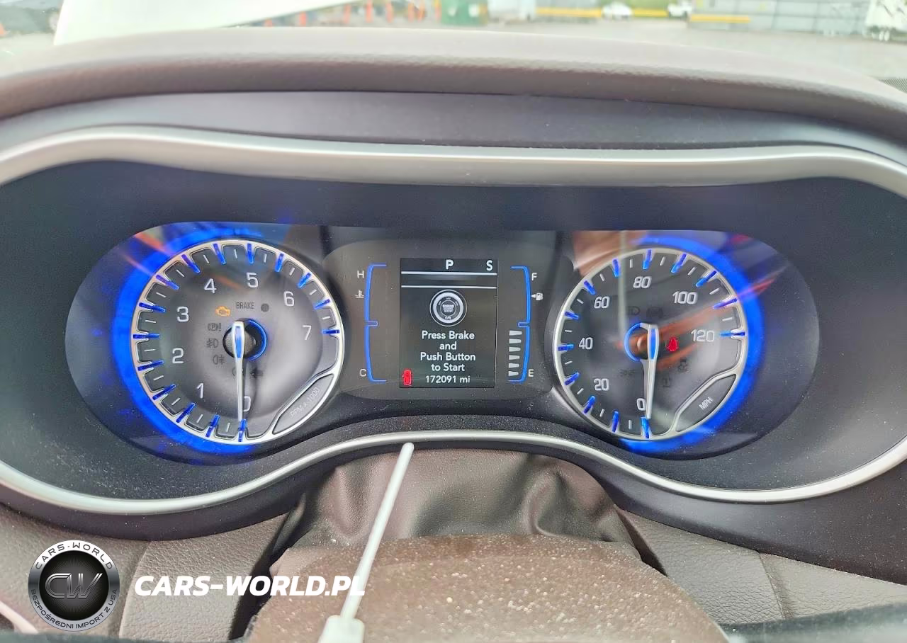 2020 Chrysler Pacifica Touring VIN:2C4RC1FG1LR209945 - 9