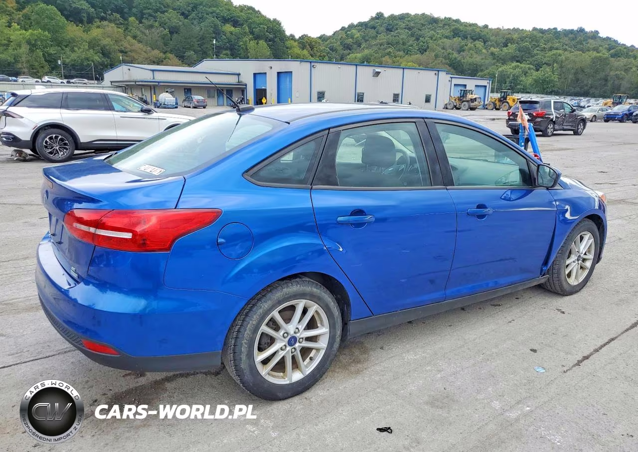 2018 Ford Focus Se VIN:1FADP3FE0JL215675 - 3