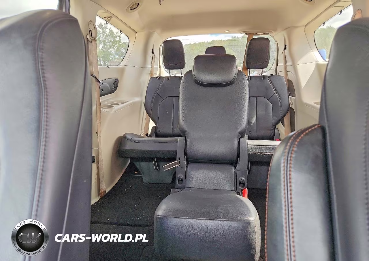 2017 Chrysler Pacifica Touring L Plus VIN:2C4RC1EG1HR803752 - 10