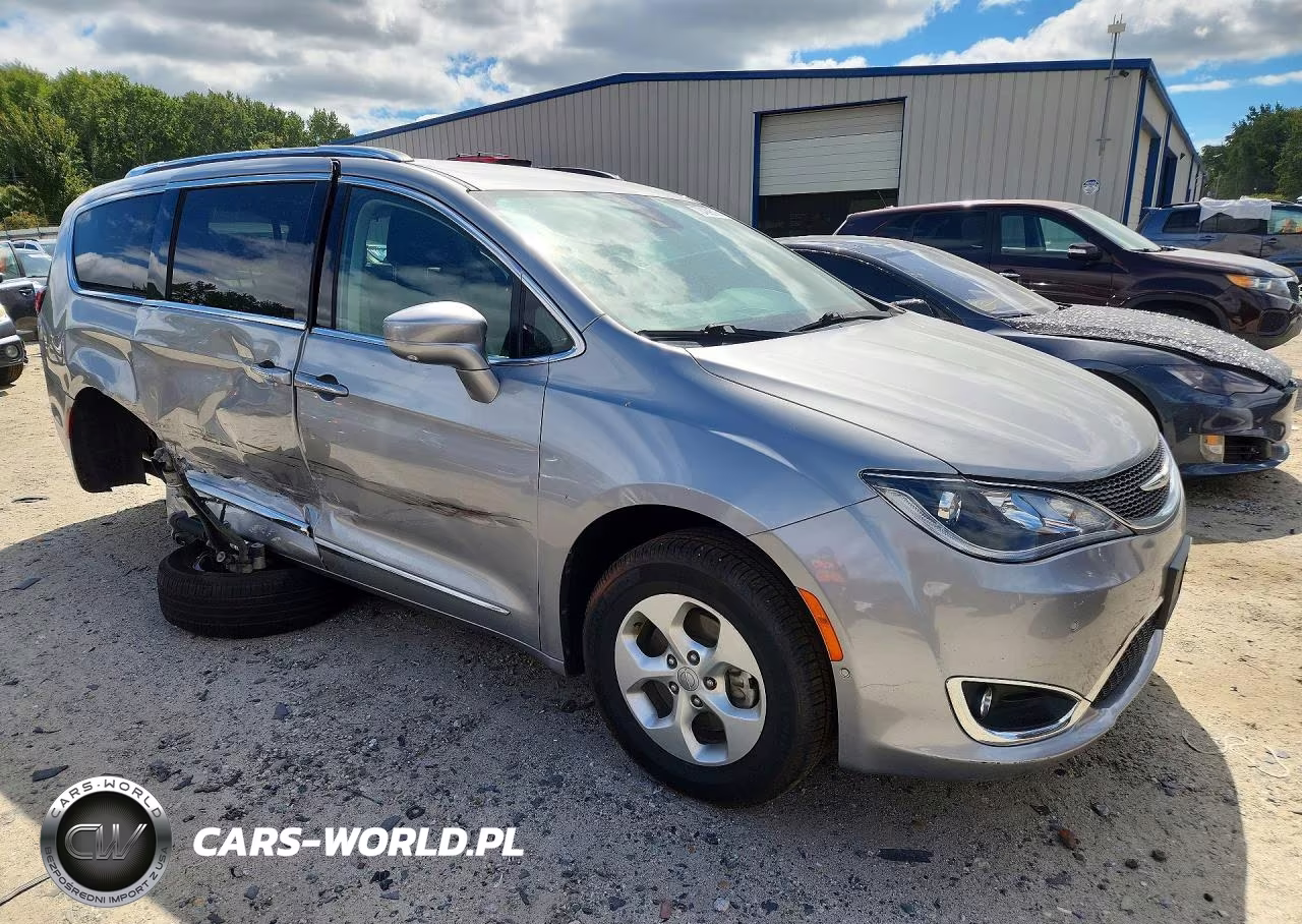 2017 Chrysler Pacifica Touring L Plus VIN:2C4RC1EG1HR803752 - 4