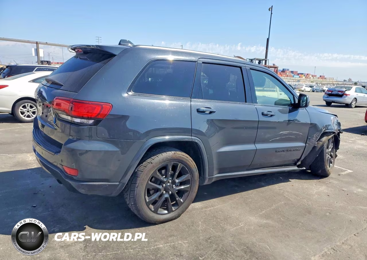 2017 Jeep Grand Cherokee Laredo VIN:1C4RJEAGXHC888358 - 3