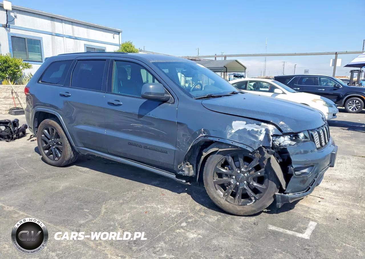 2017 Jeep Grand Cherokee Laredo VIN:1C4RJEAGXHC888358 - 4