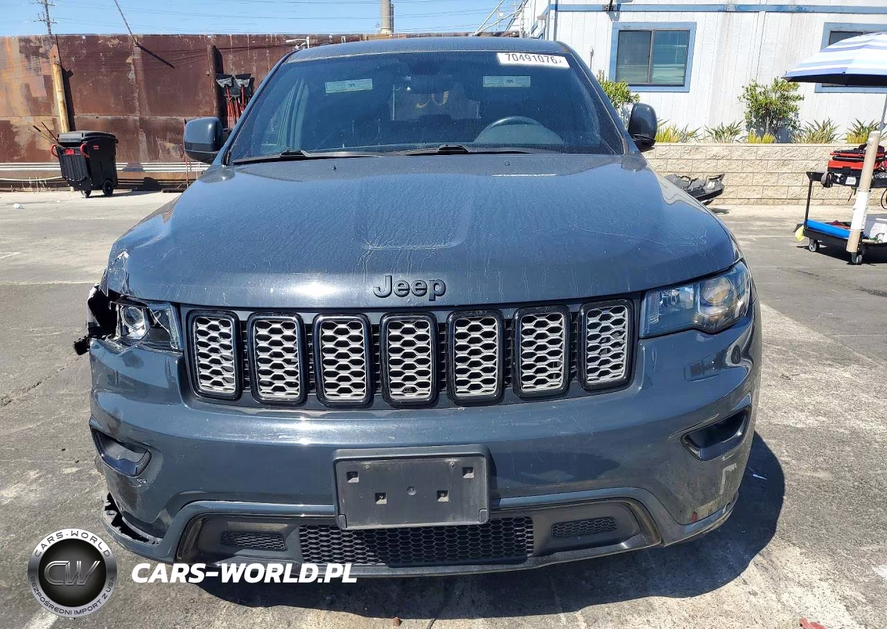2017 Jeep Grand Cherokee Laredo VIN:1C4RJEAGXHC888358 - 5