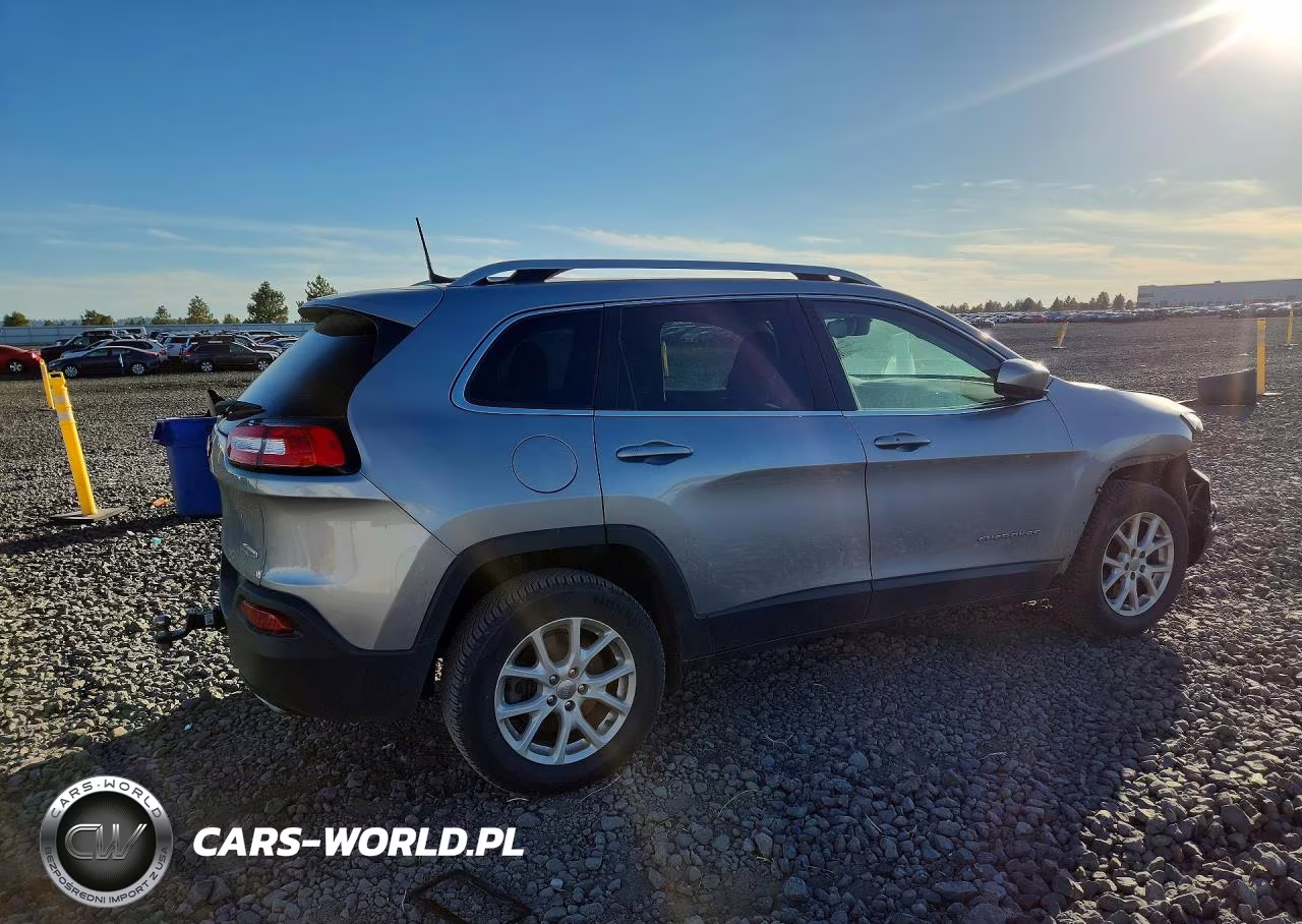 2017 Jeep Cherokee Latitude VIN:1C4PJMCS3HW648277 - 3
