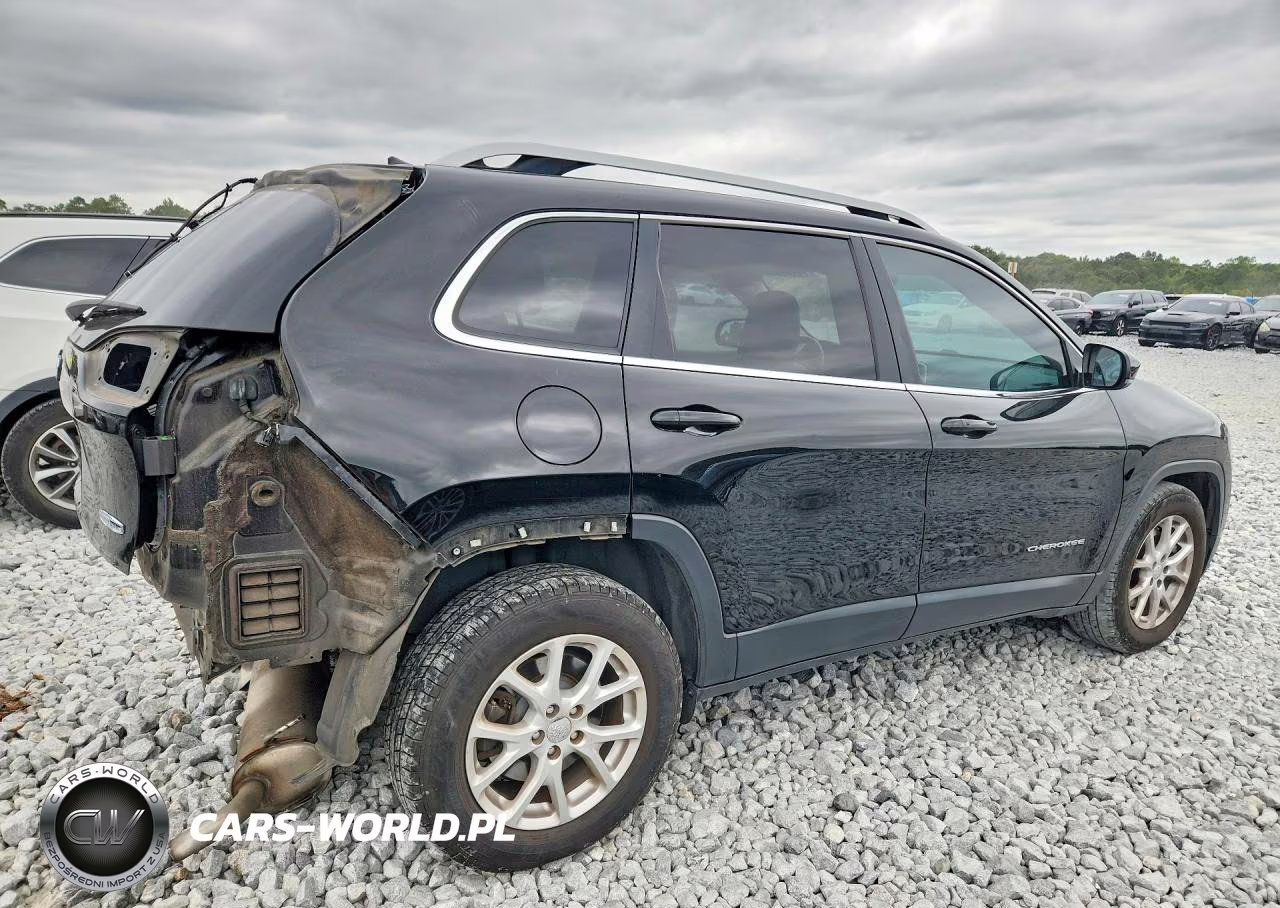 2017 Jeep Cherokee Latitude VIN:1C4PJLCS0HW549572 - 3