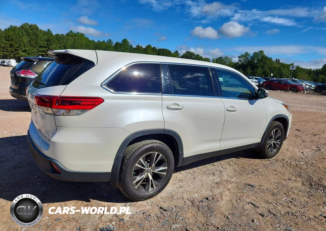 2019 Toyota Highlander Le VIN:5TDBZRFH1KS990219 - 3