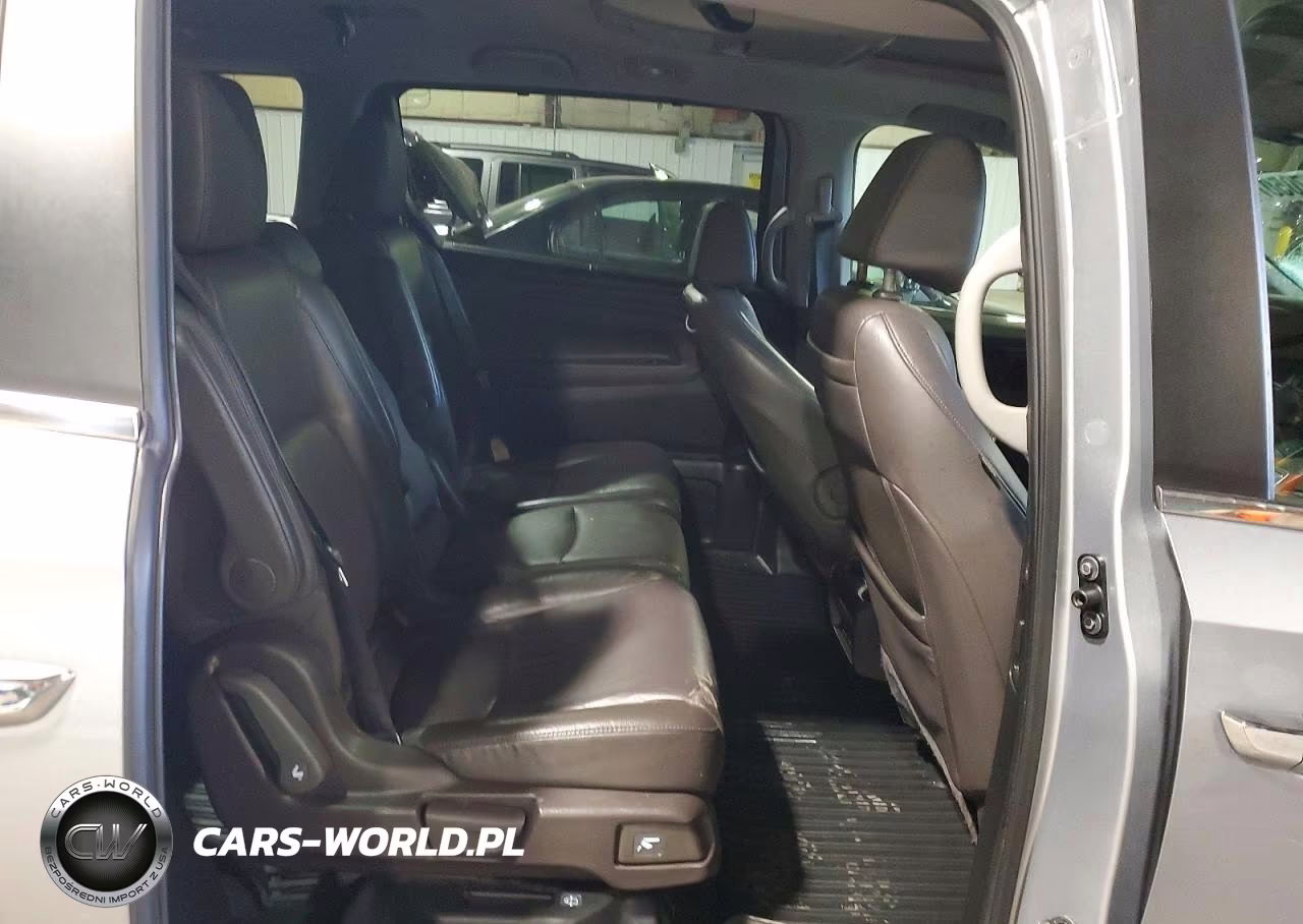 2018 Honda Odyssey Touring VIN:5FNRL6H86JB009073 - 11