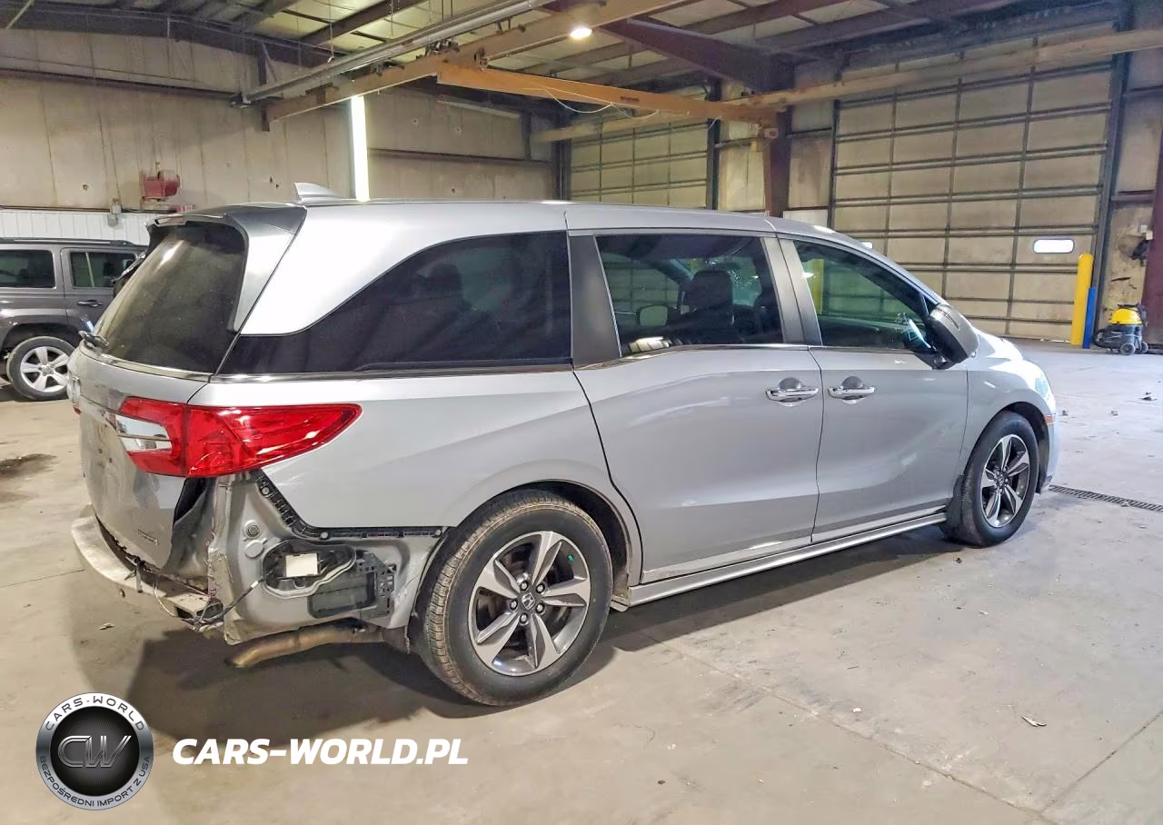 2018 Honda Odyssey Touring VIN:5FNRL6H86JB009073 - 3