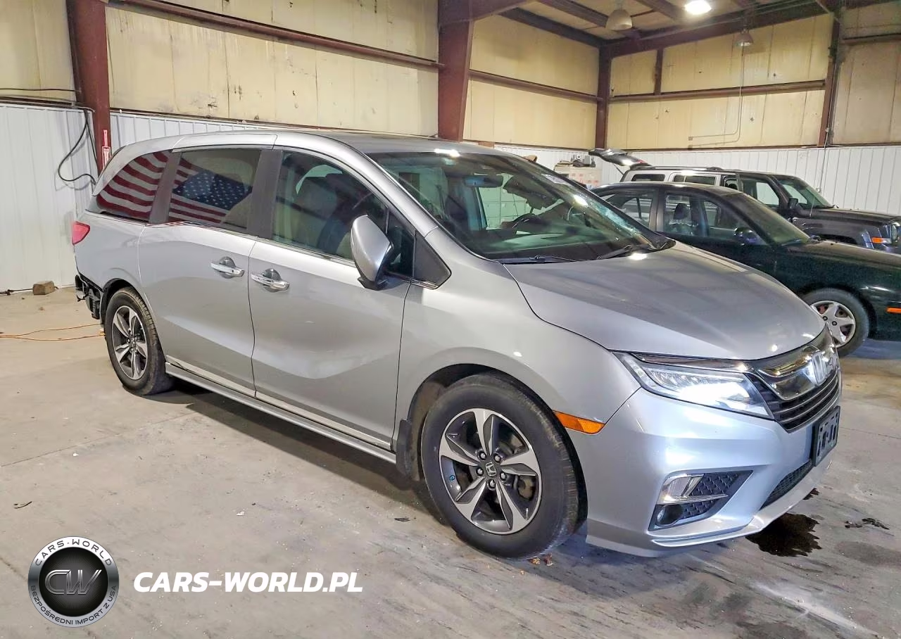 2018 Honda Odyssey Touring VIN:5FNRL6H86JB009073 - 4