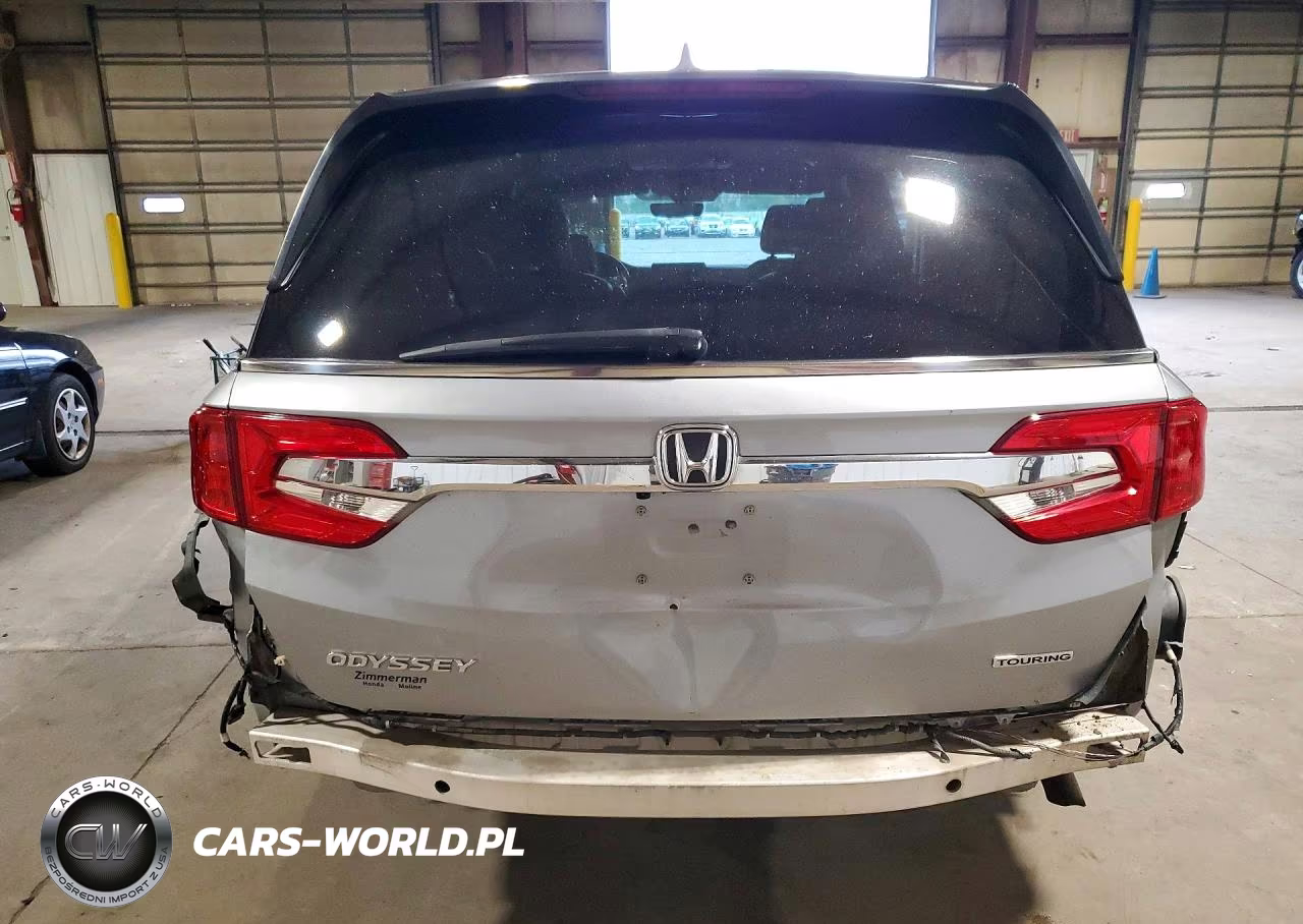 2018 Honda Odyssey Touring VIN:5FNRL6H86JB009073 - 6