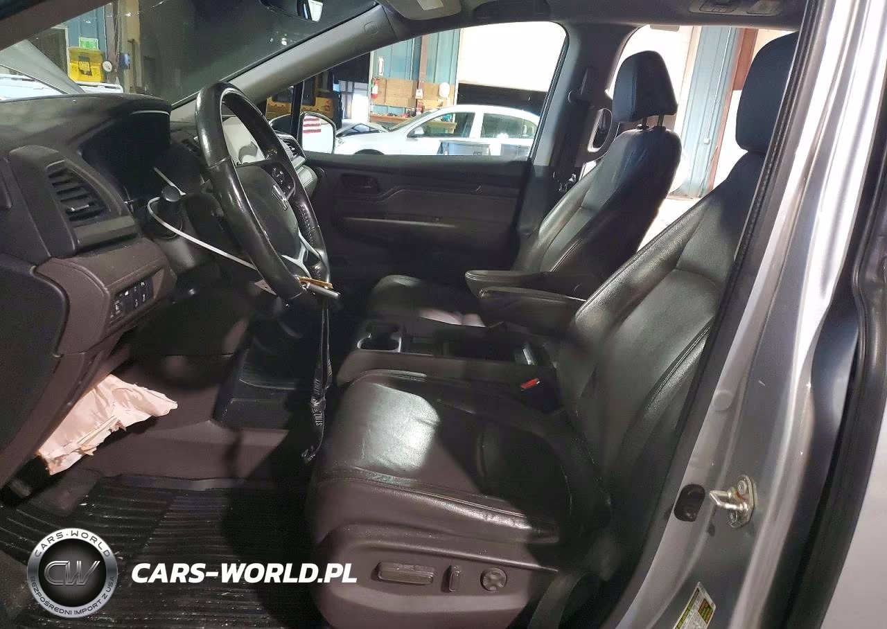 2018 Honda Odyssey Touring VIN:5FNRL6H86JB009073 - 7