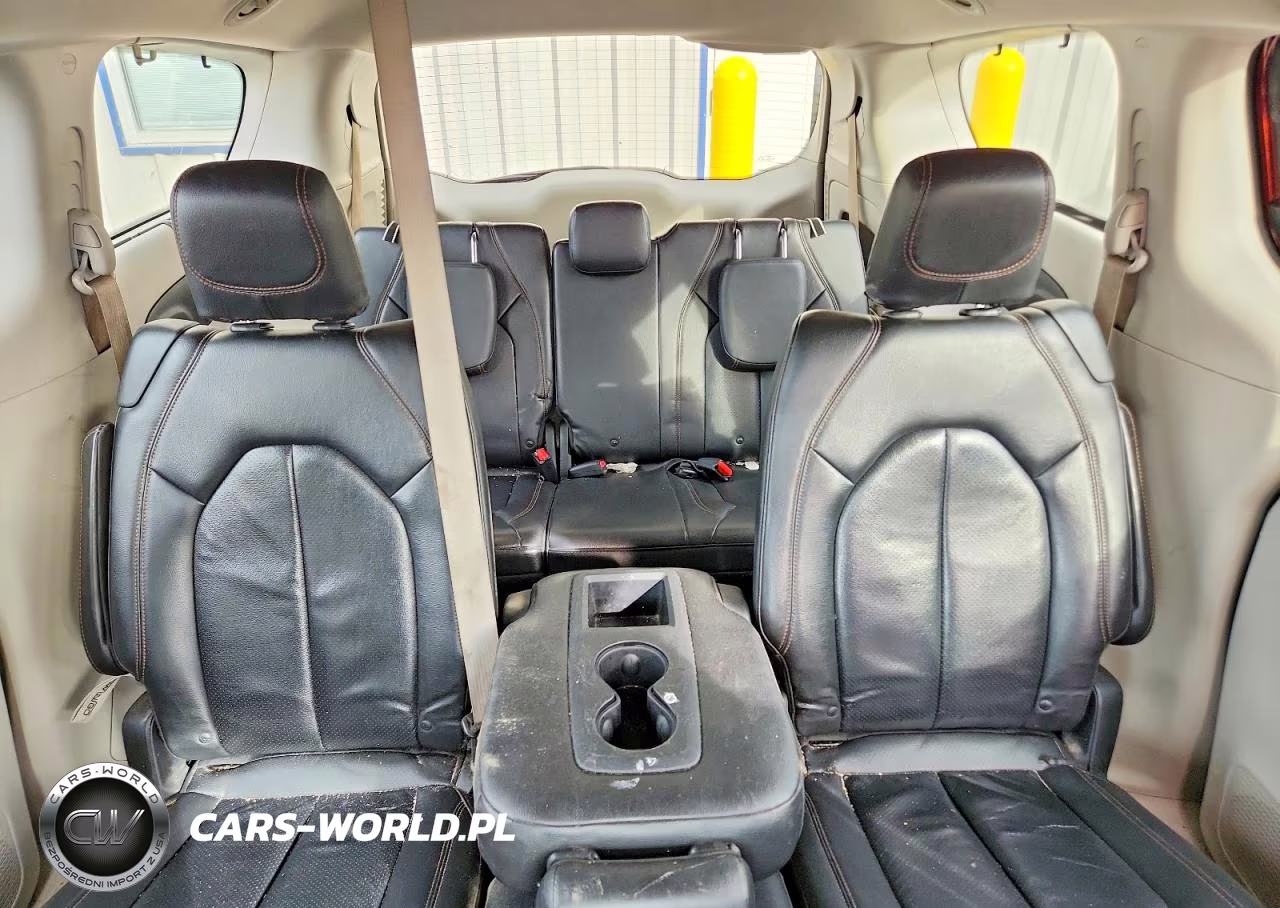 2018 Chrysler Pacifica Touring L Plus VIN:2C4RC1EG9JR197316 - 10