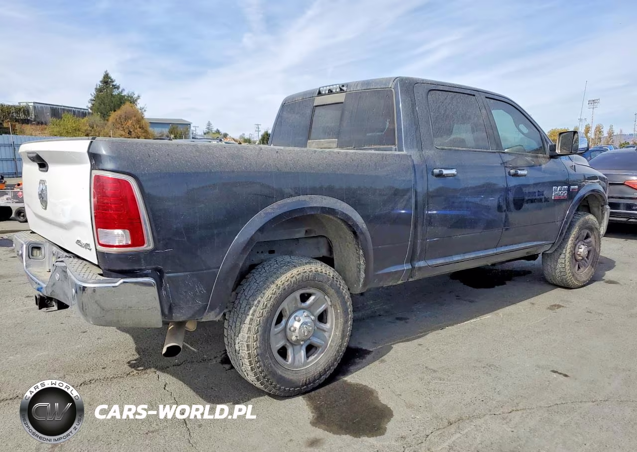 2018 Ram 2500 Laramie VIN:3C6UR5FJ7JG156397 - 3