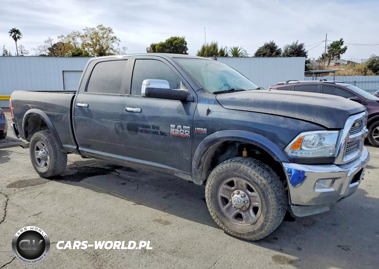 2018 Ram 2500 Laramie VIN:3C6UR5FJ7JG156397 - 4