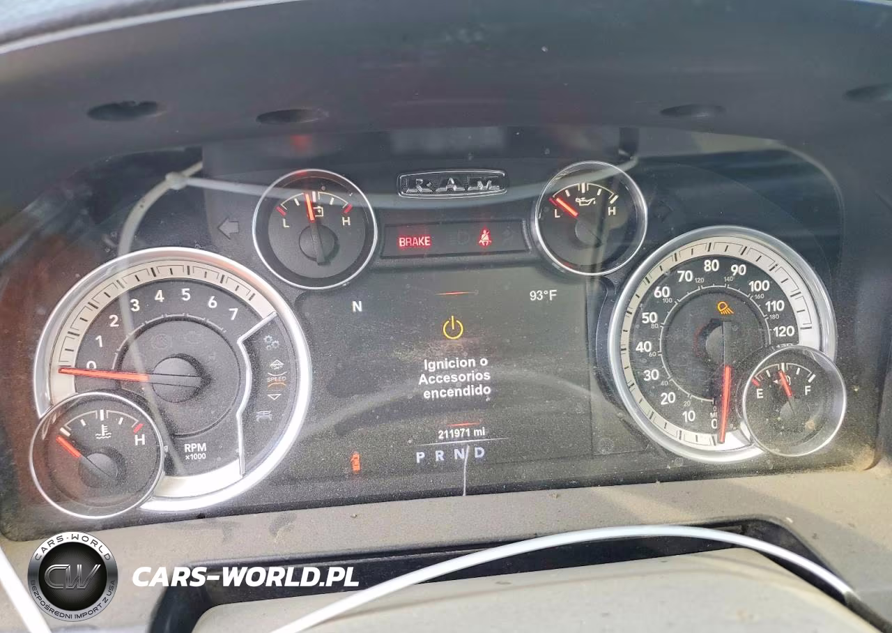 2018 Ram 2500 Laramie VIN:3C6UR5FJ7JG156397 - 9