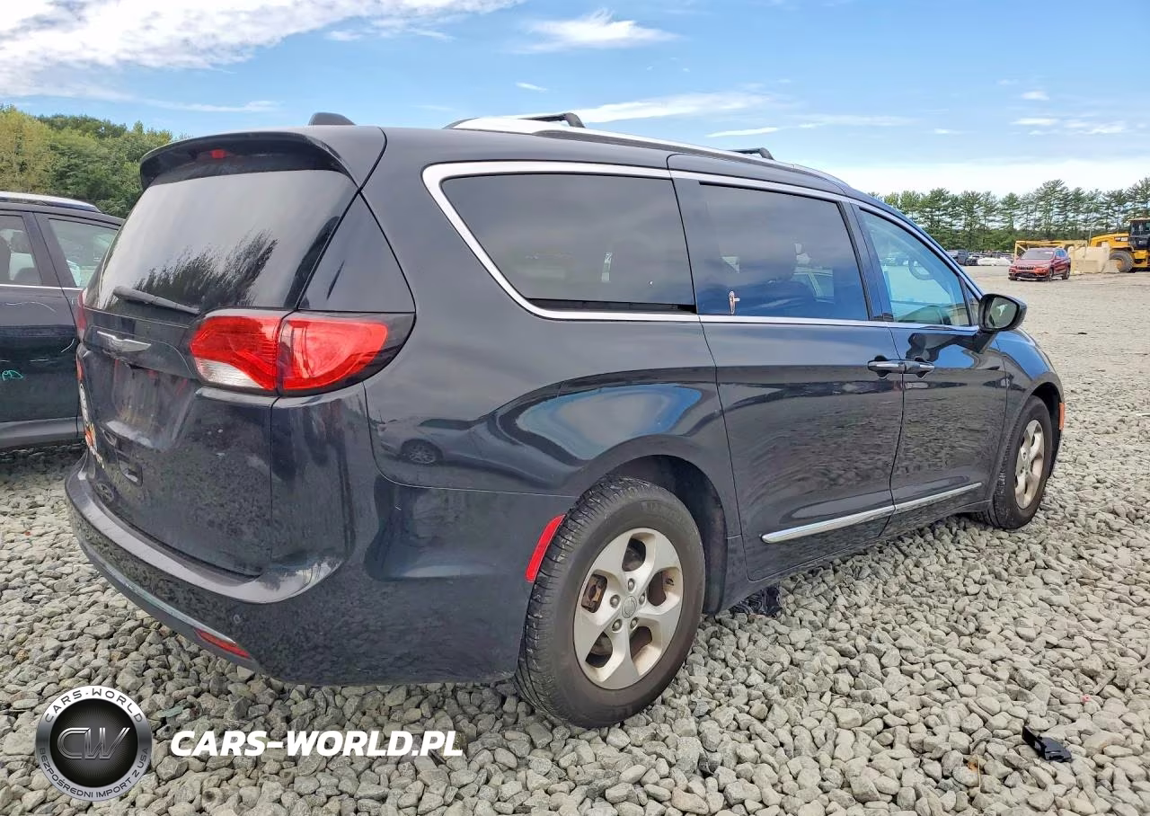 2017 Chrysler Pacifica Touring L Plus VIN:2C4RC1EG4HR736063 - 3