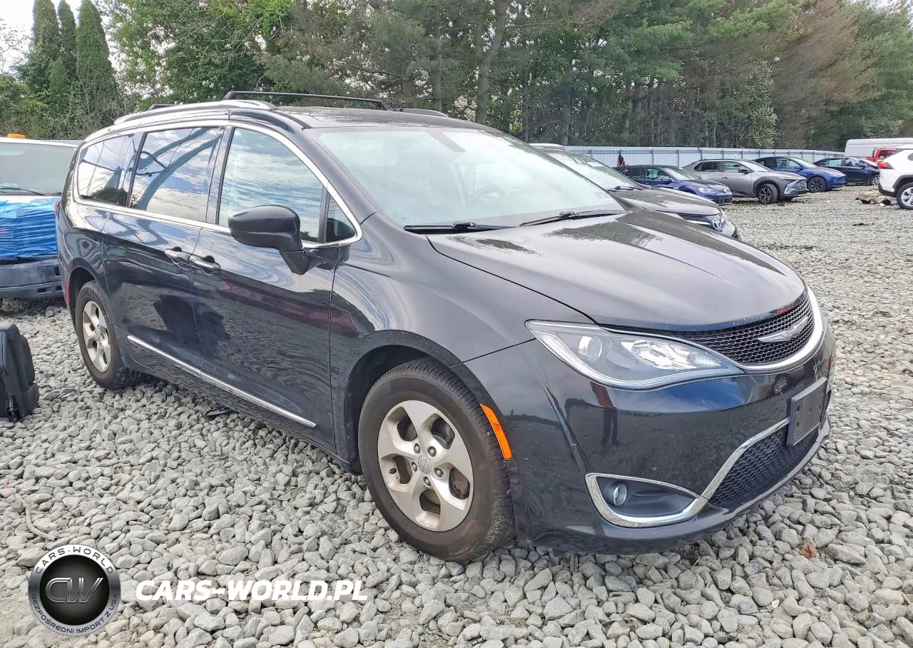 2017 Chrysler Pacifica Touring L Plus VIN:2C4RC1EG4HR736063 - 4