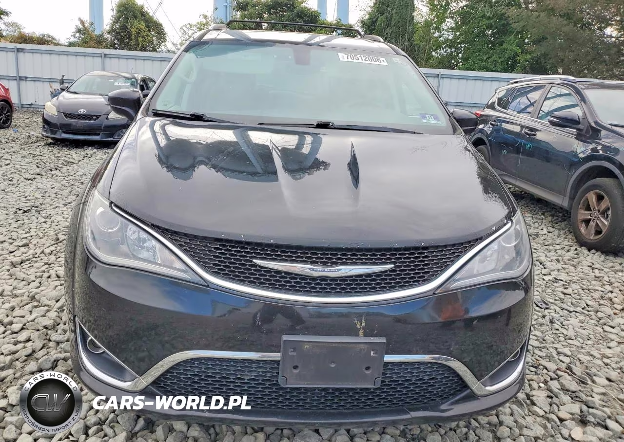 2017 Chrysler Pacifica Touring L Plus VIN:2C4RC1EG4HR736063 - 5
