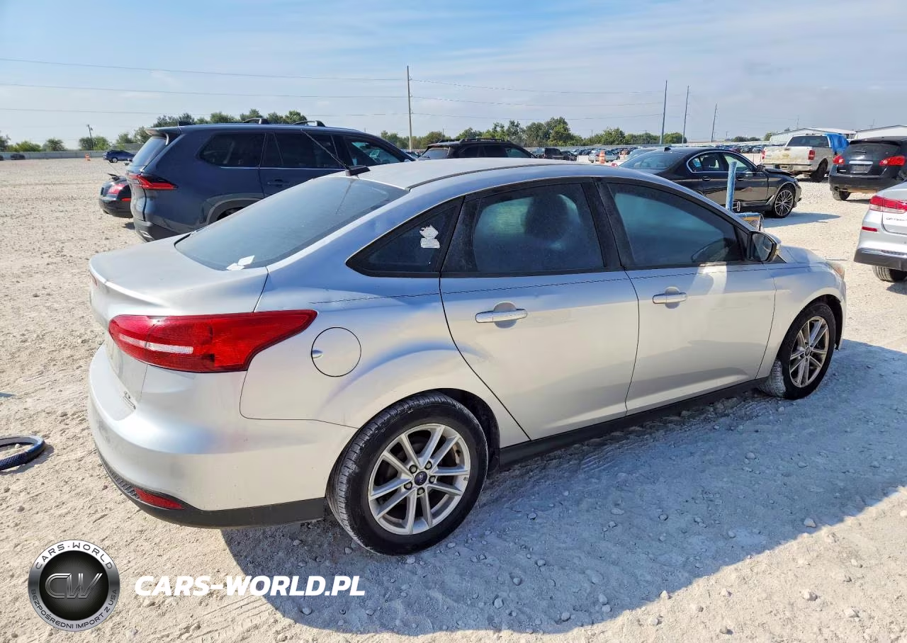 2015 Ford Focus Se VIN:1FADP3F29FL347797 - 3