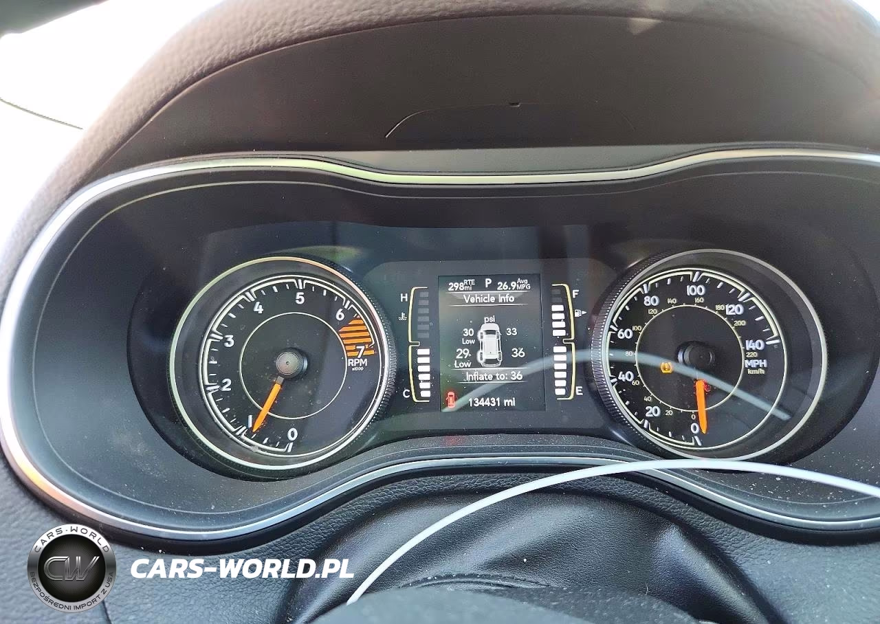 2020 Jeep Cherokee Latitude VIN:1C4PJLCB1LD581645 - 9