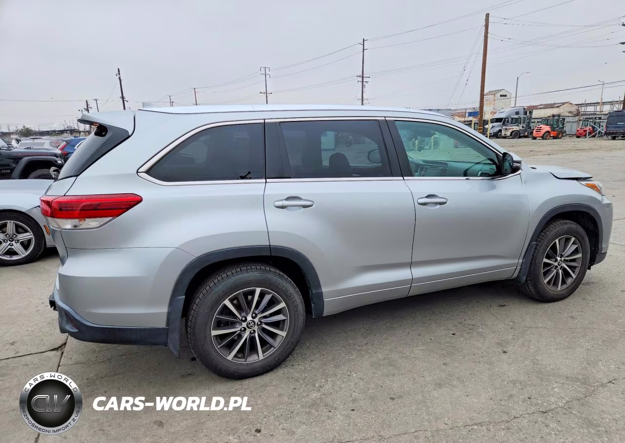 2018 Toyota Highlander Xle VIN:5TDJZRFH1JS560362 - 3