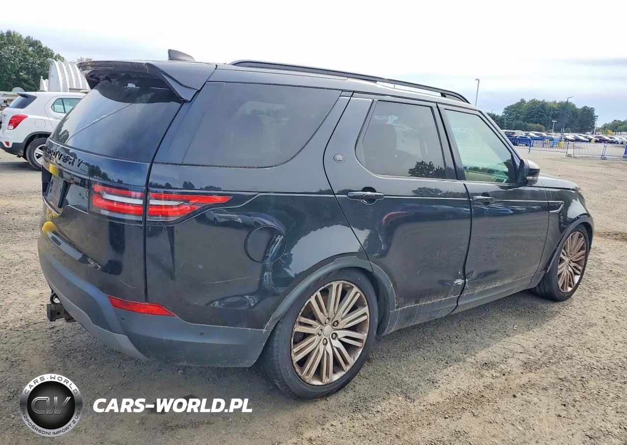 2017 Land Rover Discovery First Edition VIN:SALRTBBV3HA021958 - 3