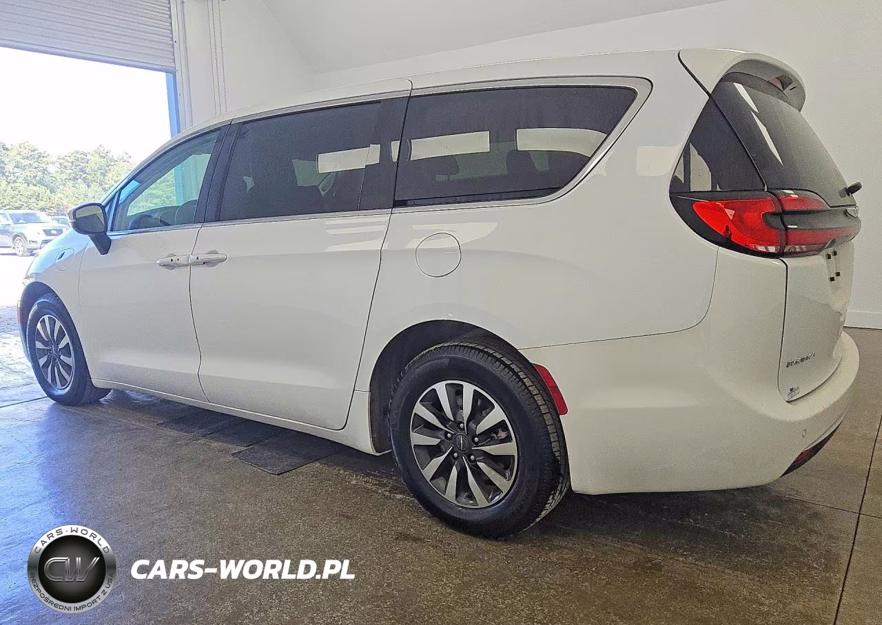 2023 Chrysler Pacifica Hybrid Touring L VIN:2C4RC1L78PR611858 - 2