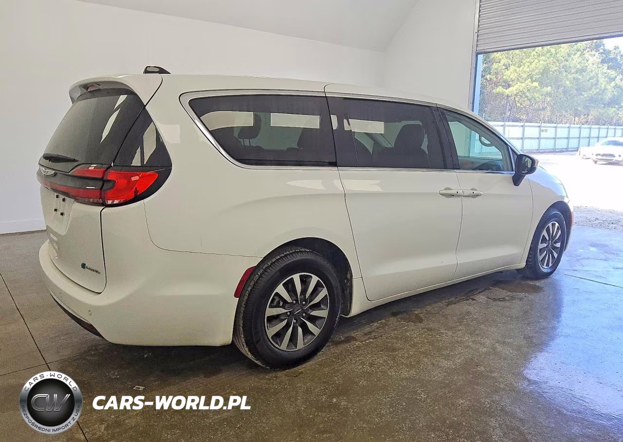 2023 Chrysler Pacifica Hybrid Touring L VIN:2C4RC1L78PR611858 - 3