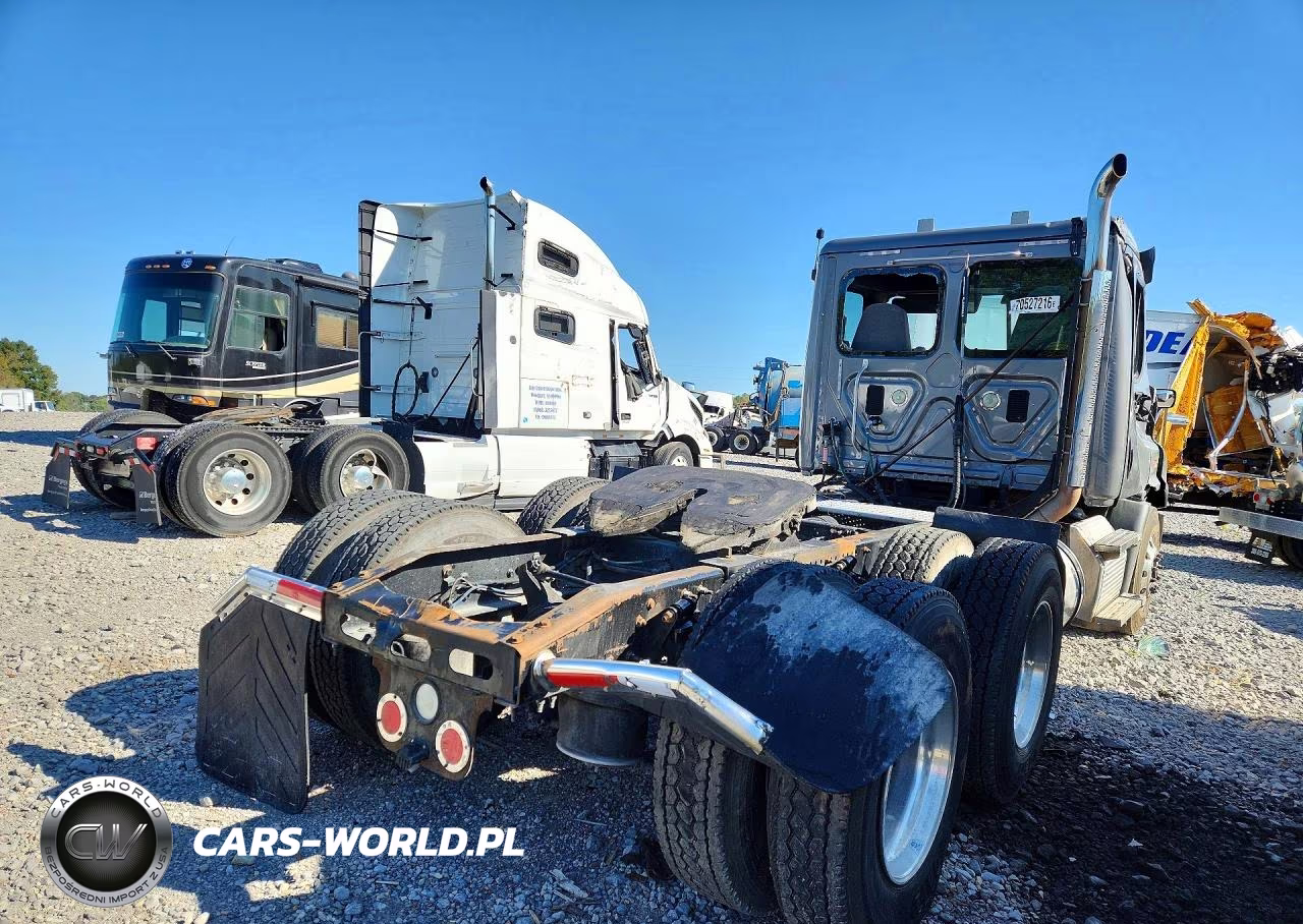 2016 Freightliner Cascadia 113" Sleeper Cab Semi Truck VIN:3AKJGBDV1GDGX8707 - 3