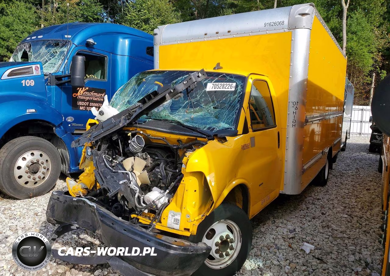 2022 GMC Savana Cut - Box Truck