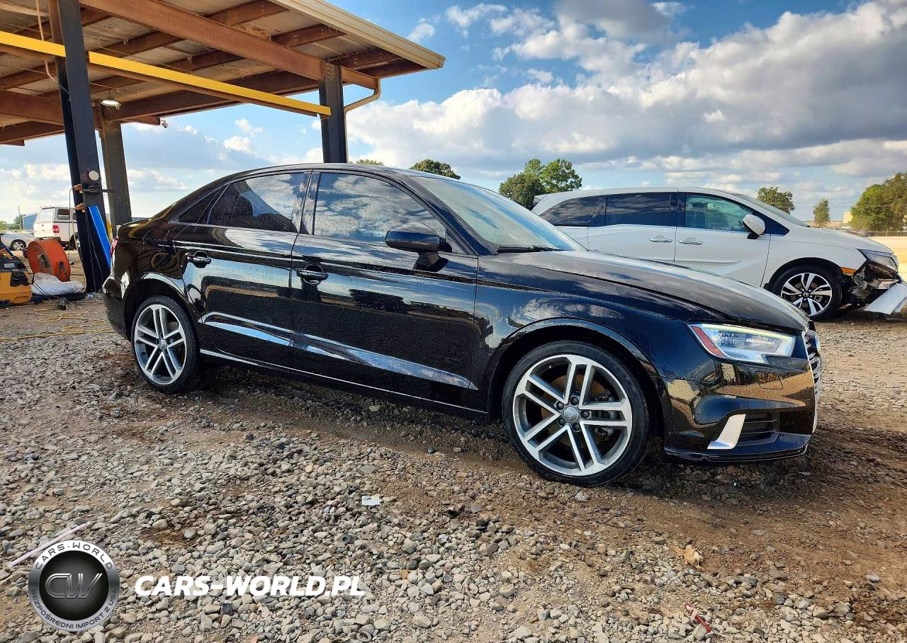 2018 Audi A3 Premium VIN:WAUAUGFF8J1071128 - 4