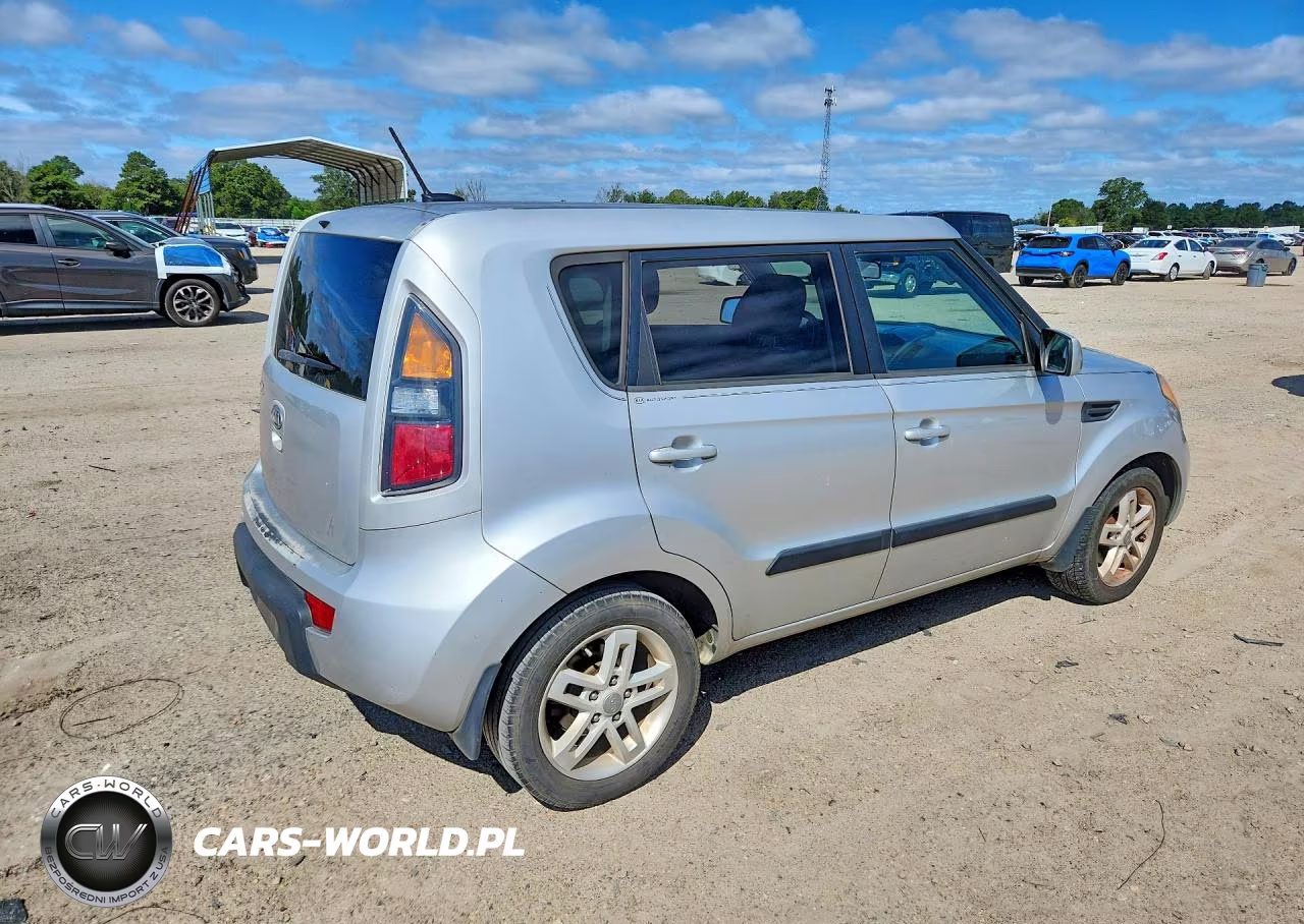 2011 Kia Soul + VIN:KNDJT2A20B7716236 - 3