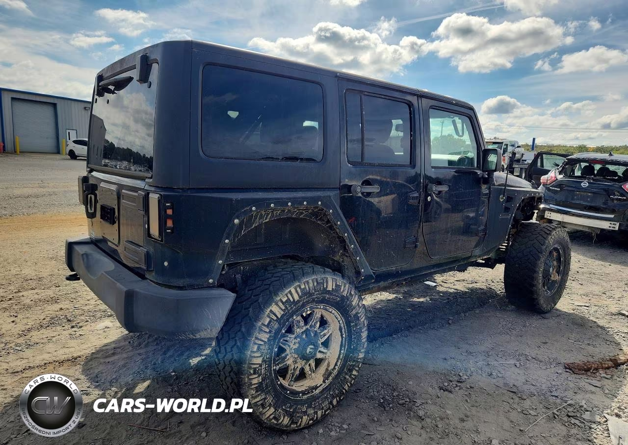 2015 Jeep Wrangler Unlimited Sport VIN:1C4BJWDG9FL692900 - 3