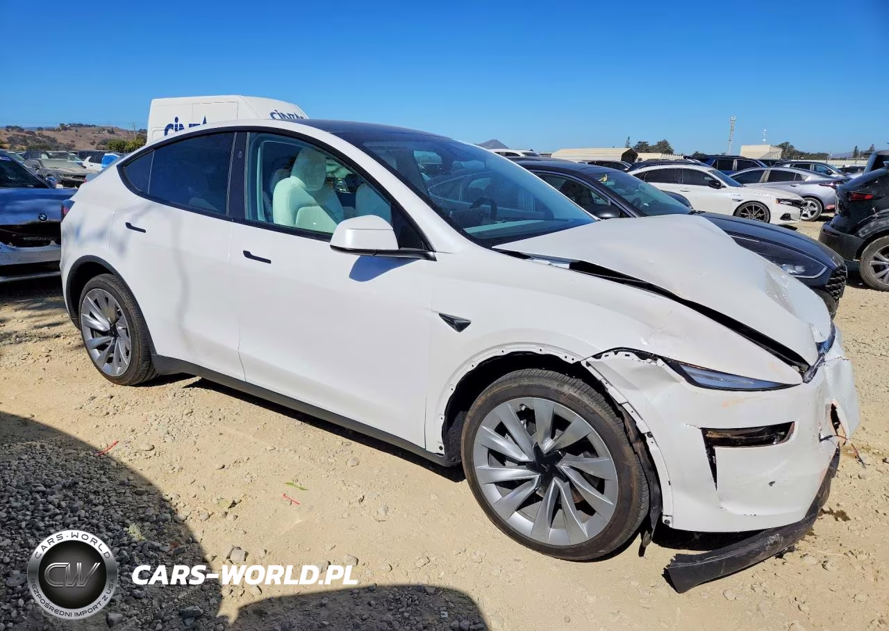 2026 Tesla Model Y VIN:7SAYGDEE8TF330133 - 4