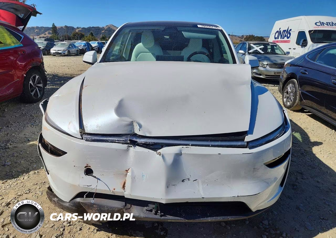 2026 Tesla Model Y VIN:7SAYGDEE8TF330133 - 5