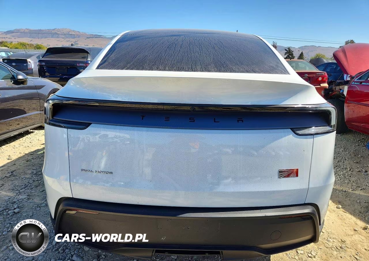 2026 Tesla Model Y VIN:7SAYGDEE8TF330133 - 6