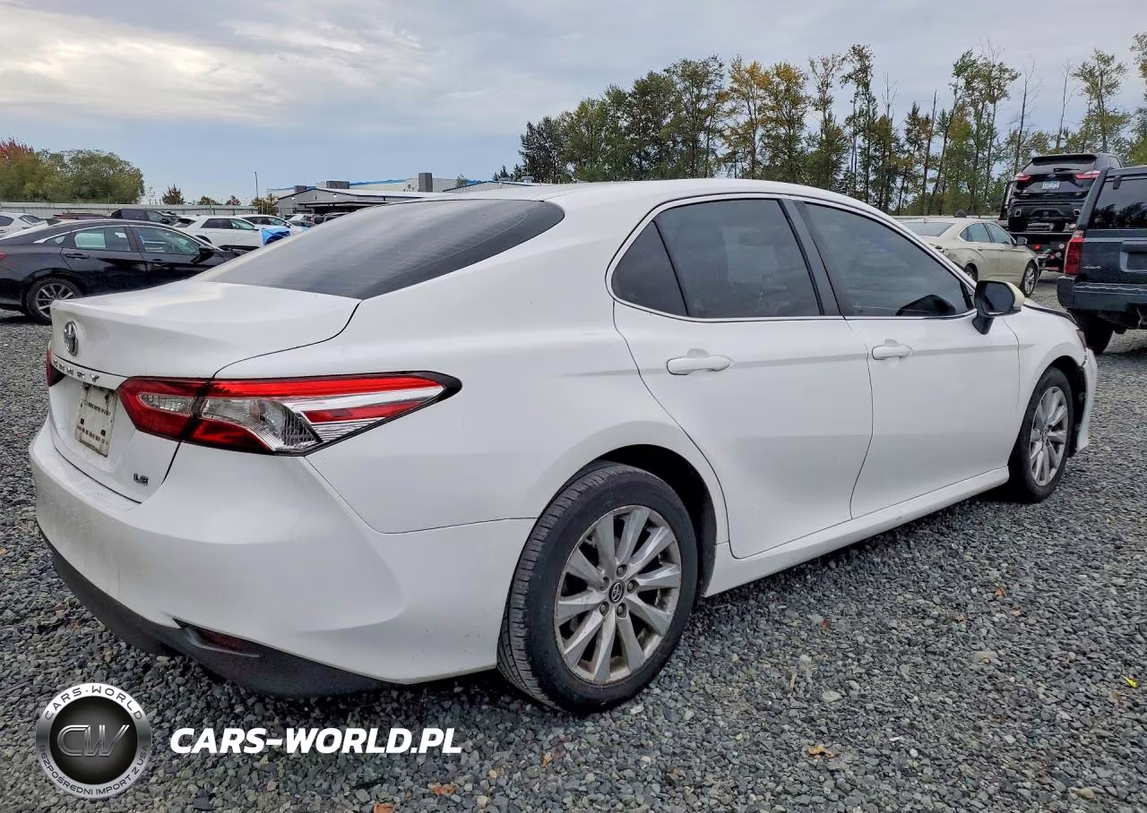 2018 Toyota Camry Le VIN:4T1B11HK9JU626279 - 3