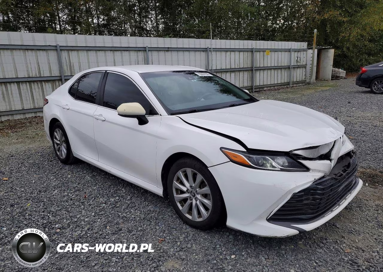 2018 Toyota Camry Le VIN:4T1B11HK9JU626279 - 4