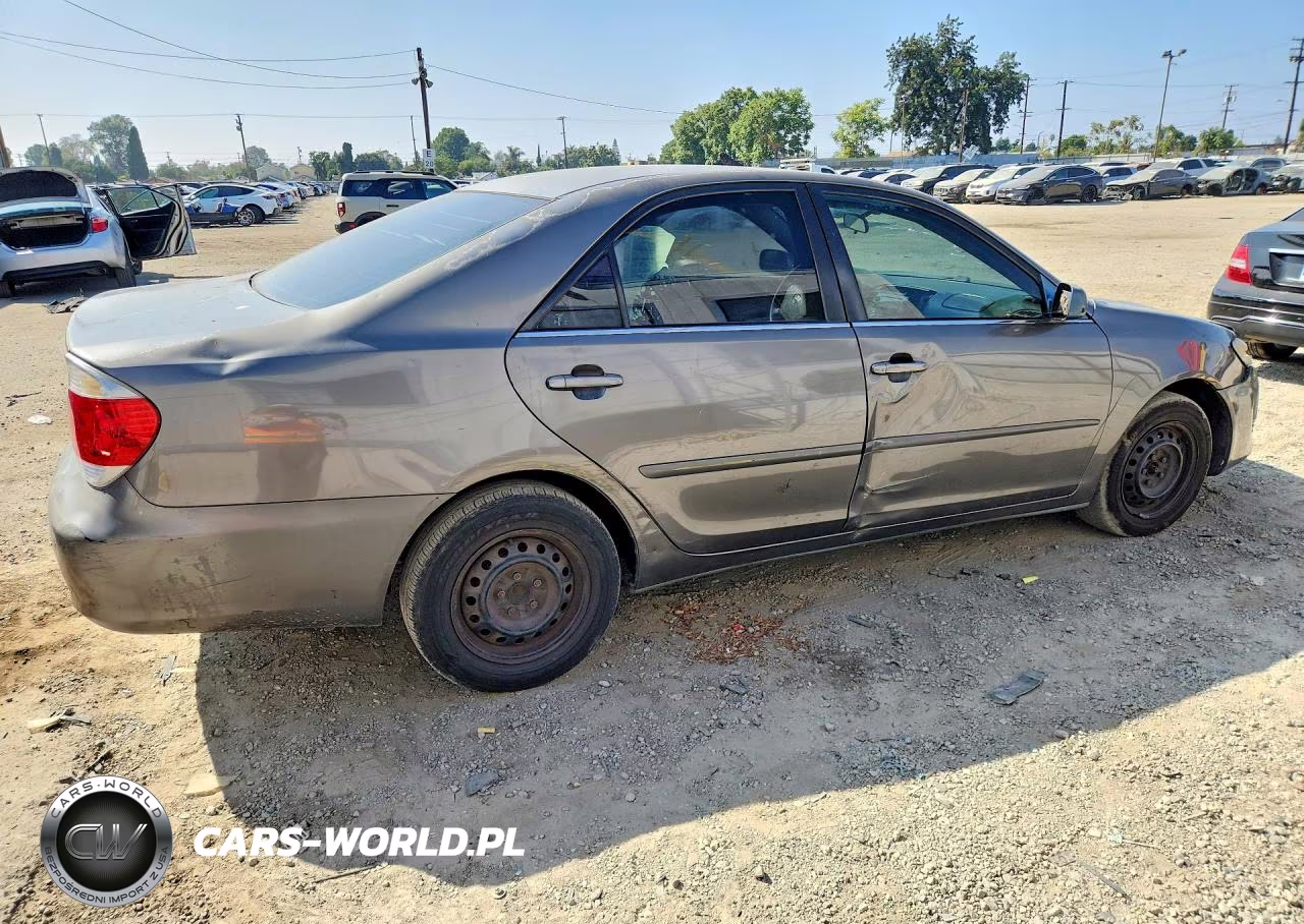 2005 Toyota Camry Le VIN:4T1BE32K75U540340 - 3