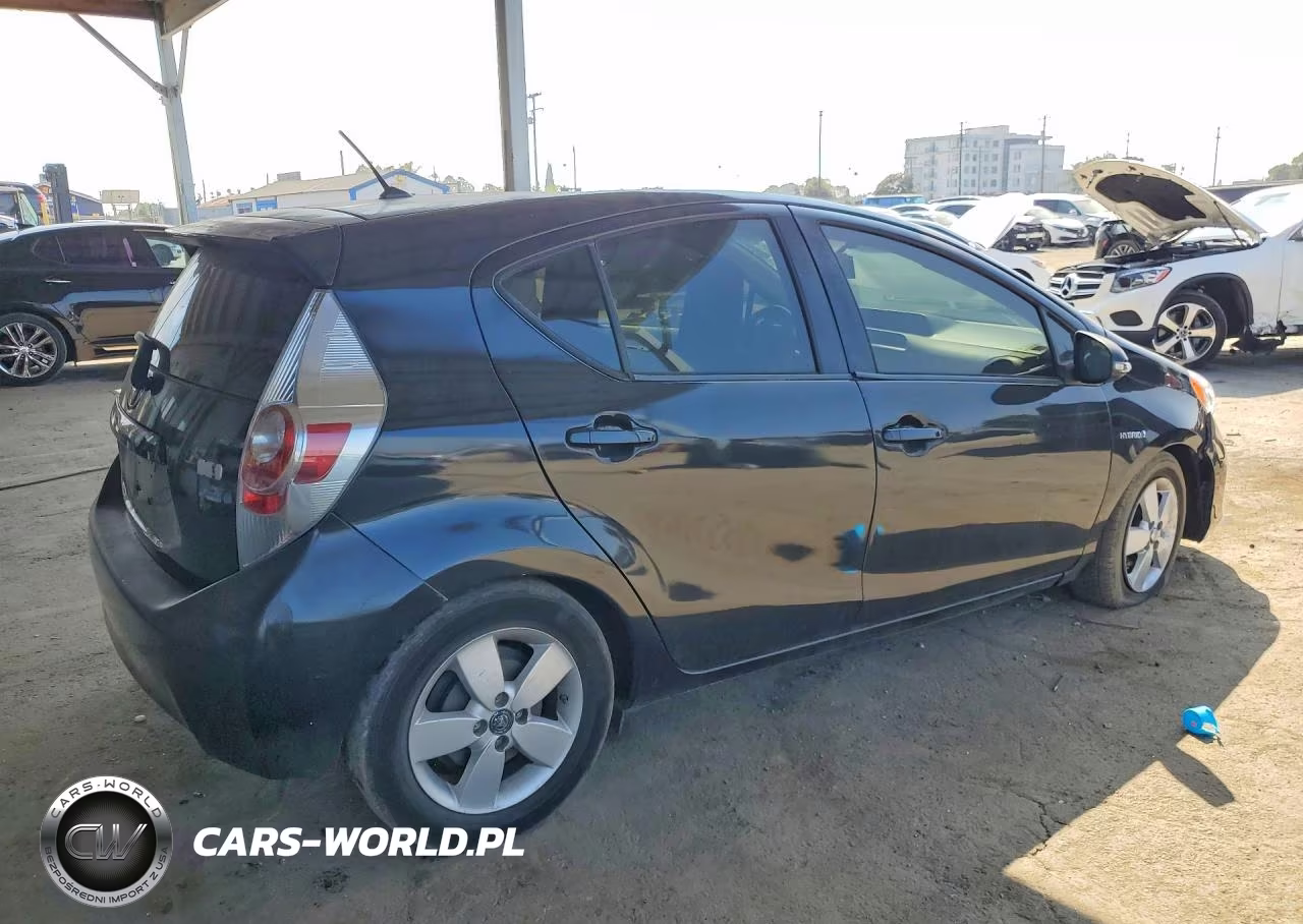 2013 Toyota Prius C One VIN:JTDKDTB3XD1543216 - 3