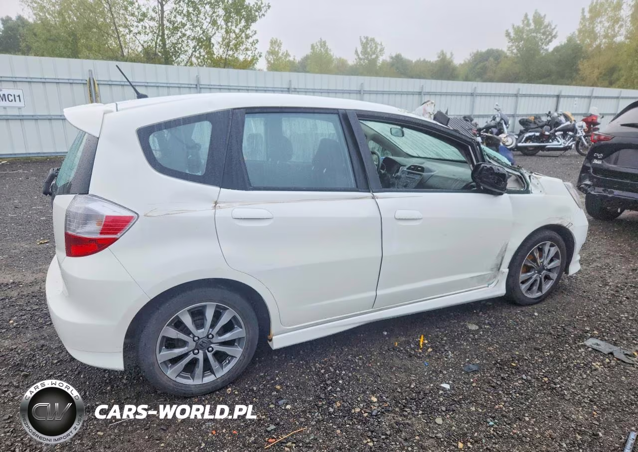 2013 Honda Fit Sport VIN:JHMGE8H57DC017802 - 3
