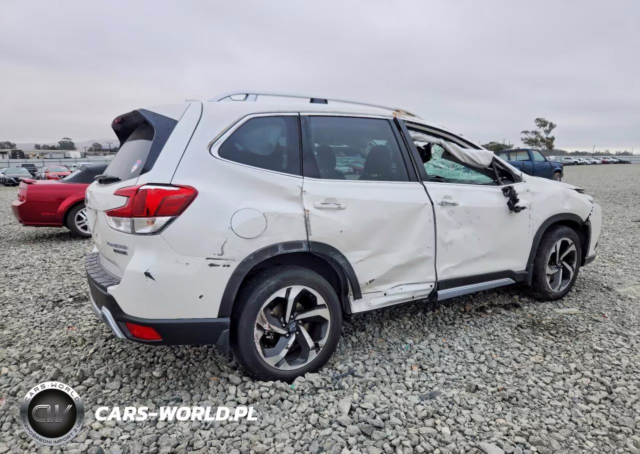 2023 Subaru Forester Touring VIN:JF2SKARCXPH404300 - 3
