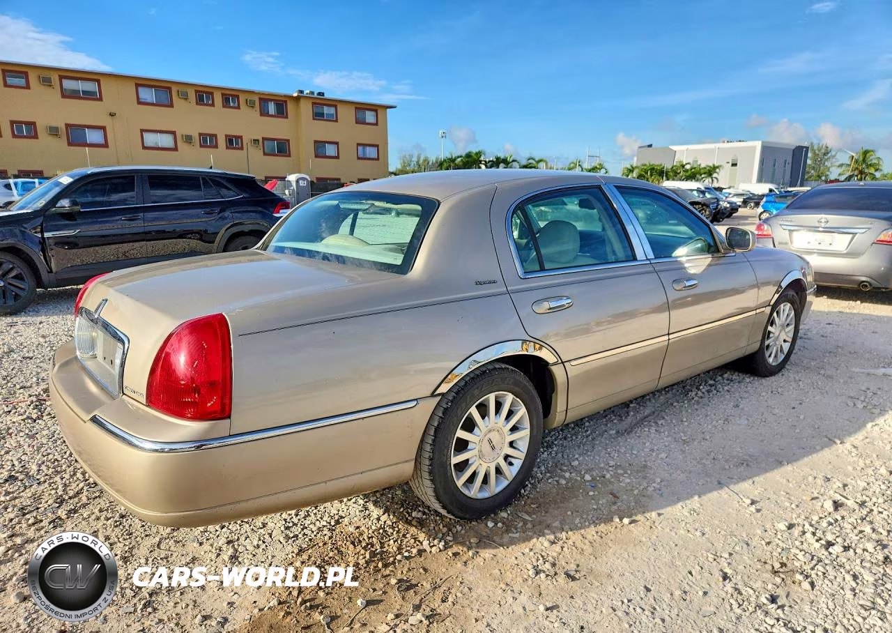 2006 Lincoln Town Car Signature VIN:1LNHM81W26Y644422 - 3