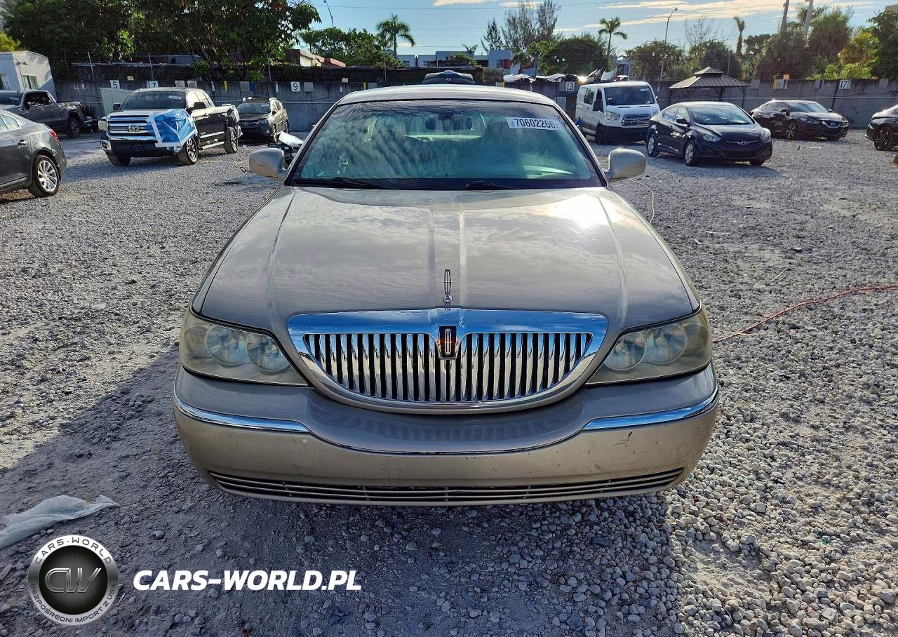 2006 Lincoln Town Car Signature VIN:1LNHM81W26Y644422 - 5