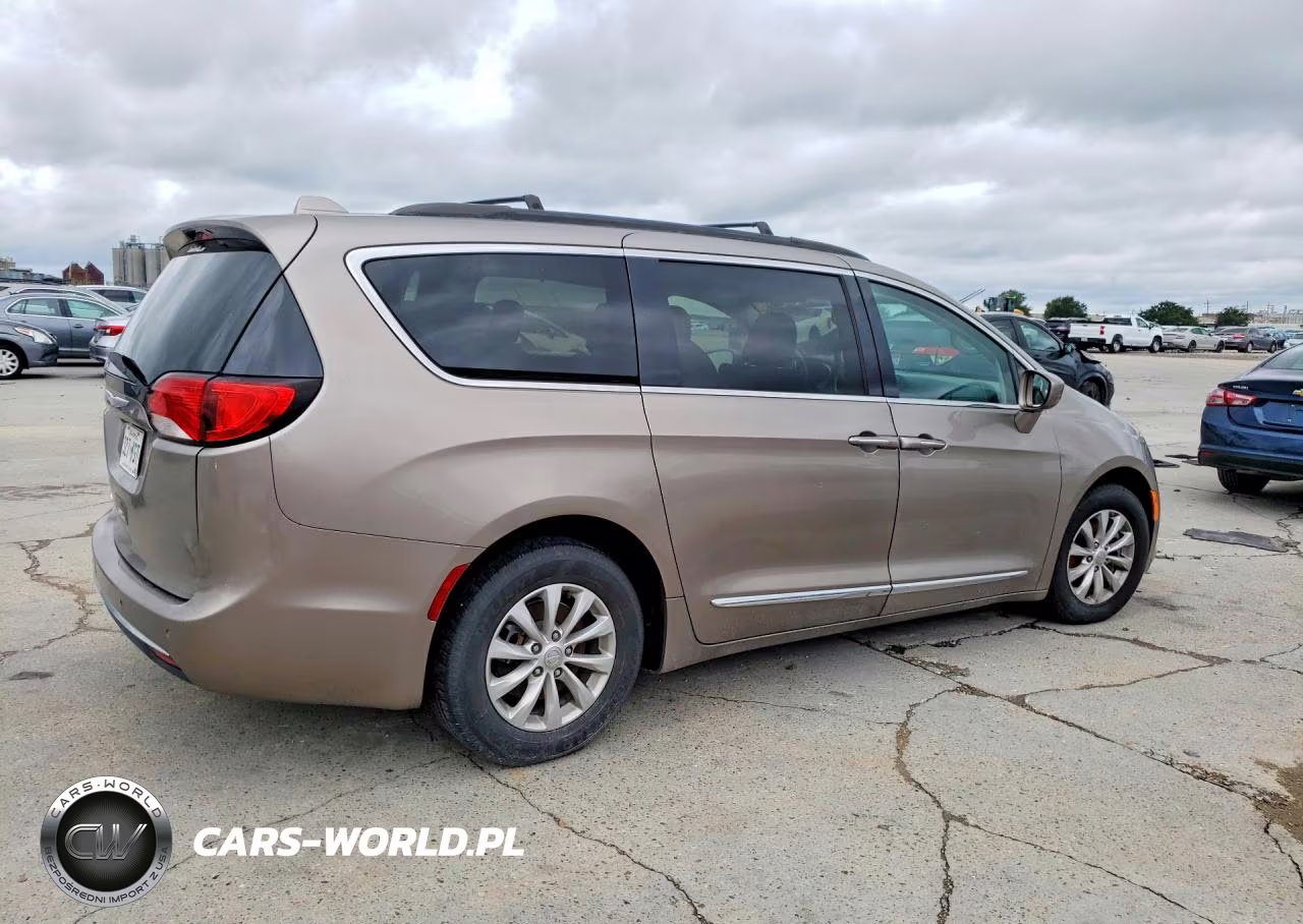 2017 Chrysler Pacifica Touring L VIN:2C4RC1BG5HR569474 - 3