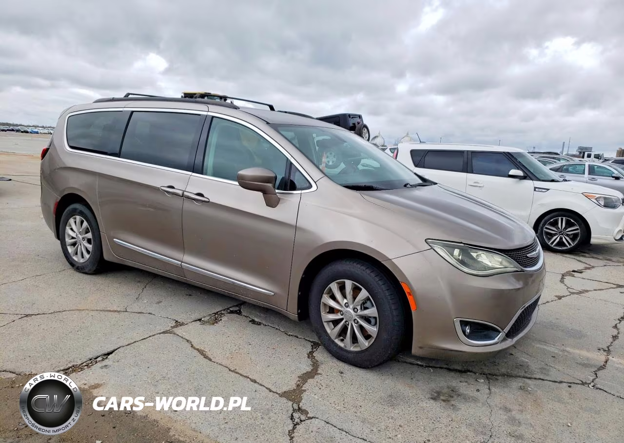 2017 Chrysler Pacifica Touring L VIN:2C4RC1BG5HR569474 - 4